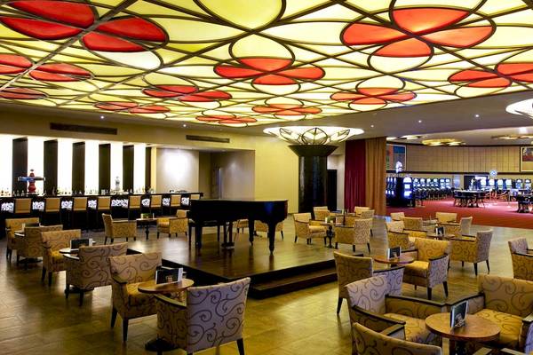 Lobby des Barcelo Bavaro Palace Hotels mit einer großen Glasdecke und einem Klavier.