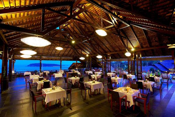 Innenansicht des Restaurants im Nora Buri Resort mit Blick auf das Meer.