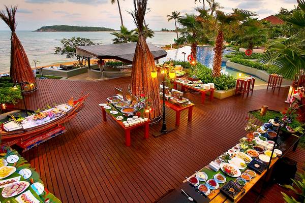 Buffet auf der Terrasse des Nora Buri Resort & Spa mit Blick auf das Meer.