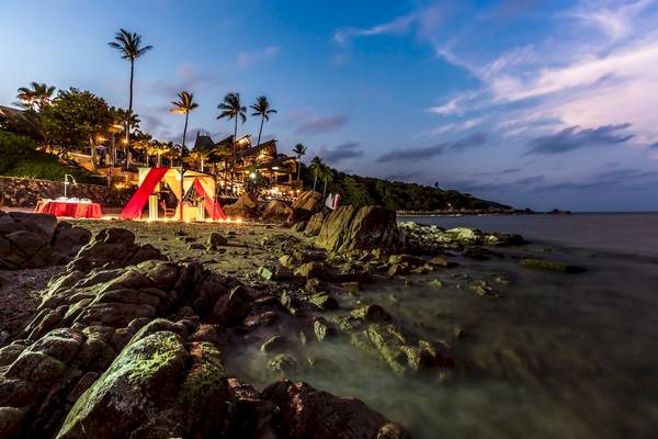Abendliche Hochzeitszeremonie am Strand des Nora Buri Resort & Spa mit roten Teppich und Zelt