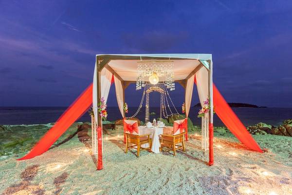 Romantisches Abendessen unter dem Sternenhimmel am Strand im Nora Buri Resort & Spa.
