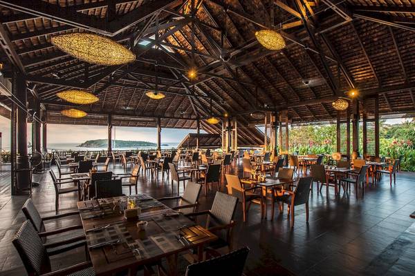 Innenansicht des Restaurants im Nora Buri Resort & Spa mit Blick auf den Ozean.