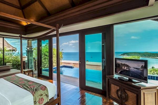 Zimmer im Nora Buri Resort & Spa mit Blick auf das Meer und einen Pool.