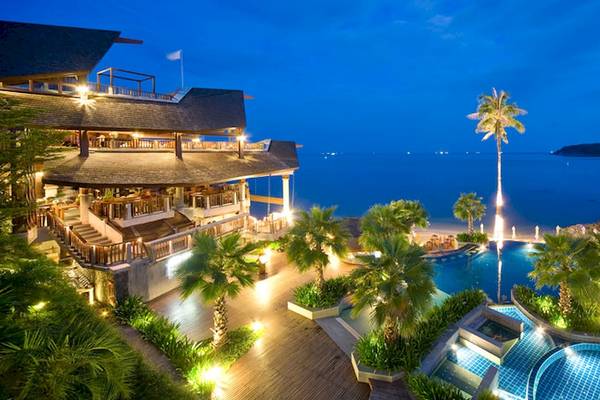 Nora Buri Resort & Spa bei Nacht mit Blick auf den Swimmingpool und das Meer