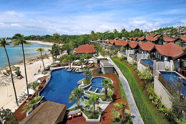 Luftaufnahme des Nora Buri Resort & Spa mit Pool, Strand und Bungalows