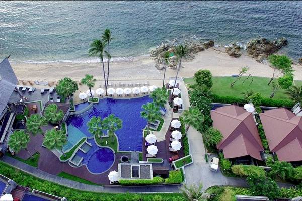 Luftaufnahme des Nora Buri Resorts & Spa mit Swimmingpool, Strand und Gebäuden.
