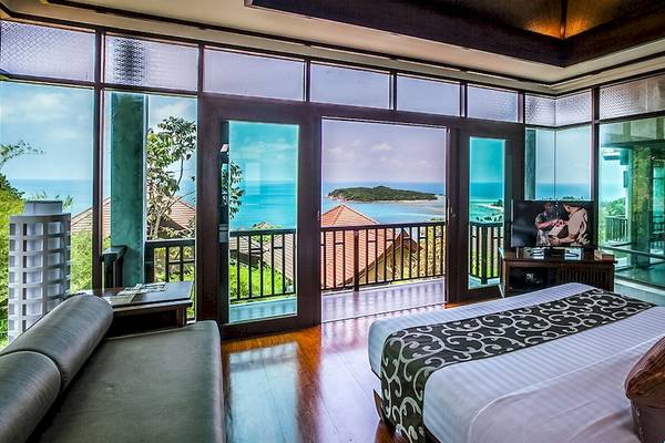 Hotelzimmer mit Meerblick im Nora Buri Resort & Spa mit Fernseher, Bett und Balkon.