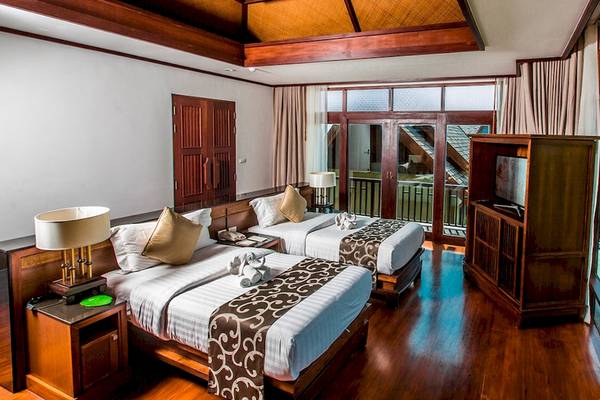 Doppelzimmer mit Terrasse im Nora Buri Resort & Spa, mit zwei Betten, Lampen, Fernseher und großer Fensterfront.