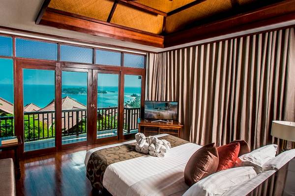 Zimmer im Nora Buri Resort & Spa mit Blick auf das Meer von einer Terrasse aus.