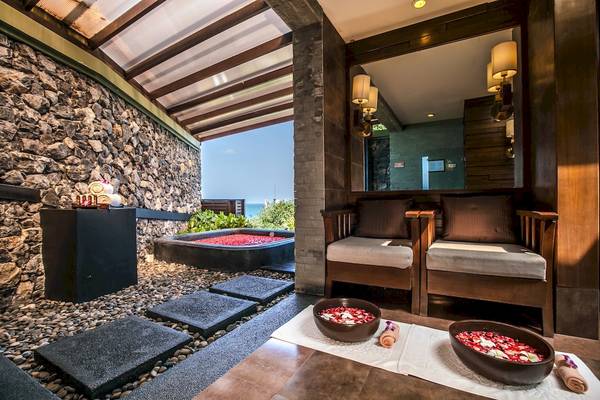 Innenbereich des Nora Buri Resorts mit Massagebereich und Blick auf das Meer.
