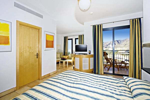 Zimmer im Playitas Hotel mit Blick auf die Berge und Balkon.