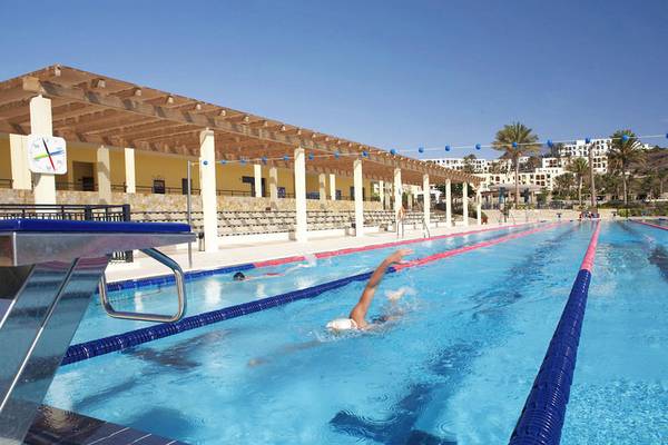Schwimmen im olympischen Schwimmbecken im Playitas Hotel