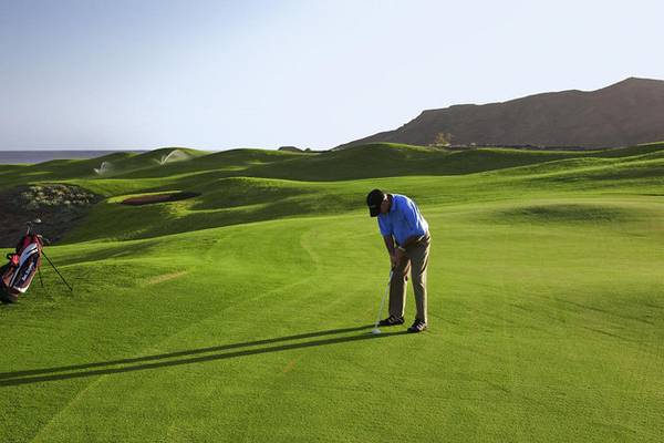 Golfspieler bereitet sich auf einen Schlag auf dem Golfplatz des Playitas Hotels vor.