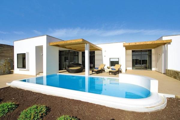 Außenbereich des Playitas Hotels mit Swimmingpool, Lounge-Sesseln und Überdachung