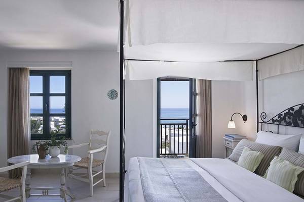 Schlafzimmer im Creta Maris Resort mit Blick auf das Meer von einem Balkon aus