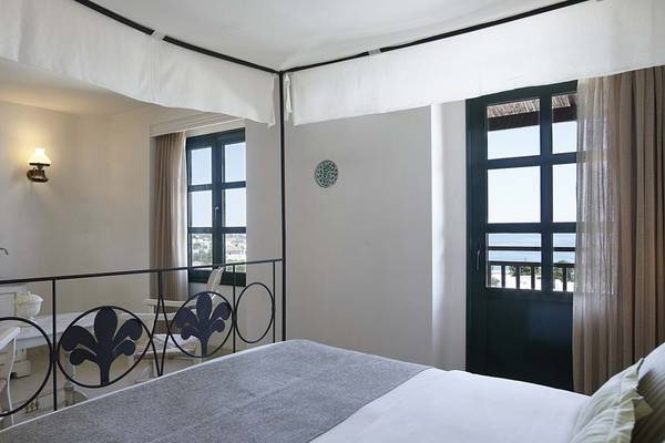 Bett im Zimmer des Creta Maris Resorts mit Aussicht auf das Meer.