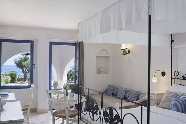 Doppelbettzimmer im Creta Maris Resort mit Meerblick, weißem Interieur und Möbeln.