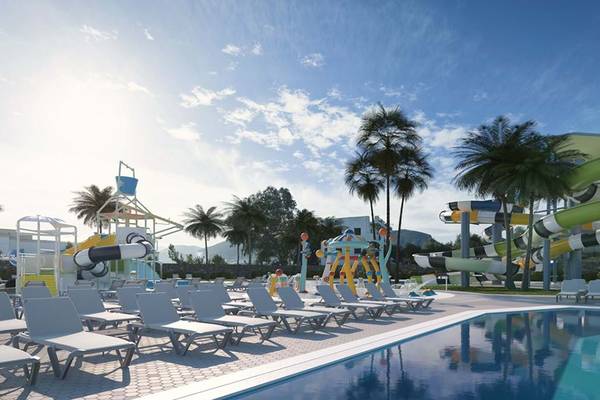Wasserpark des Creta Maris Resorts mit Rutschen und Liegebereichen