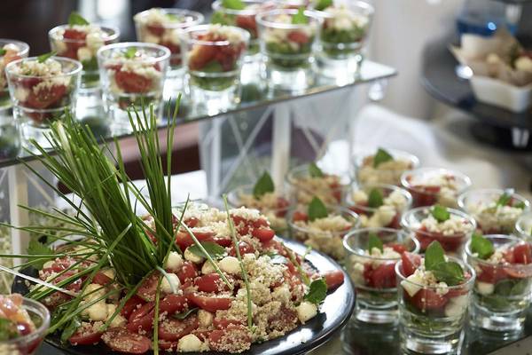 Buffet-Tisch mit Tomaten-Quark-Salat im Creta Maris Resort.