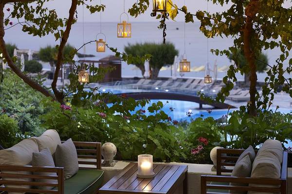 Garten Sitzecke des Creta Maris Resorts bei Abend mit Blick auf den Pool