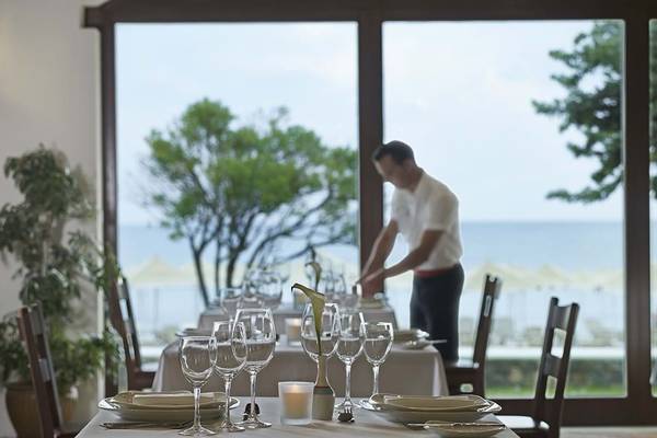 Gedeckter Tisch im Creta Maris Resort mit Blick auf das Meer.