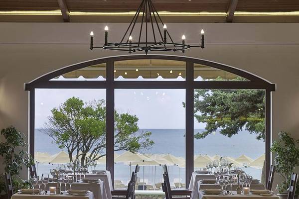Innenansicht des Restaurants im Creta Maris Resort mit Blick auf das Meer