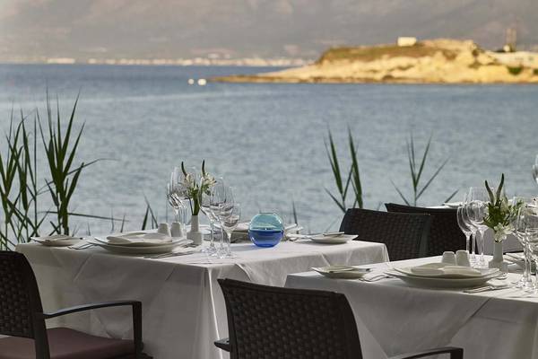 Außenbereich des Creta Maris Resorts mit Blick auf das Meer.