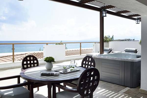 Terrasse mit Whirlpool und Meerblick im Creta Maris Resort