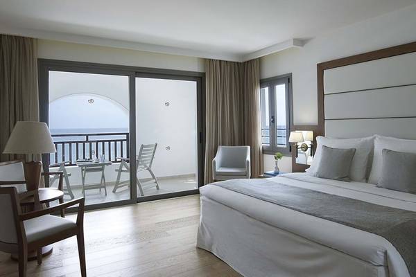 Zimmer im Creta Maris Resort mit Blick auf den Balkon und das Meer