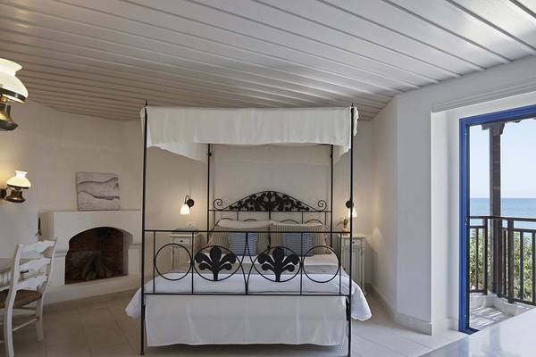 Bett im Schlafzimmer mit Balkon im Creta Maris Resort