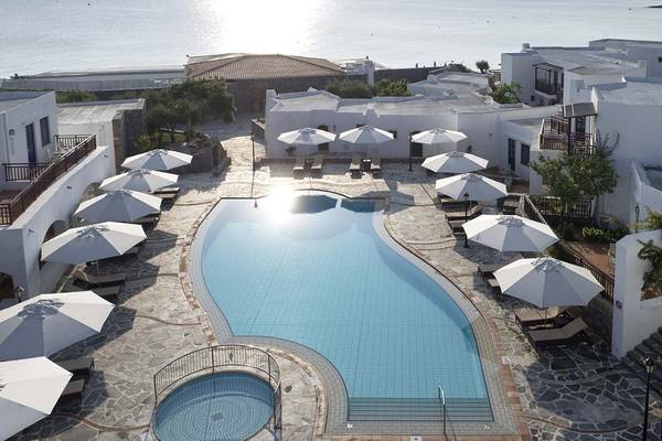 Luftaufnahme des Creta Maris Resorts mit Poolbereich und Blick auf das Meer.