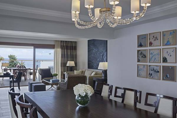 Hotelspeisesaal mit Blick auf das Meer, reich mit Möbeln eingerichtet