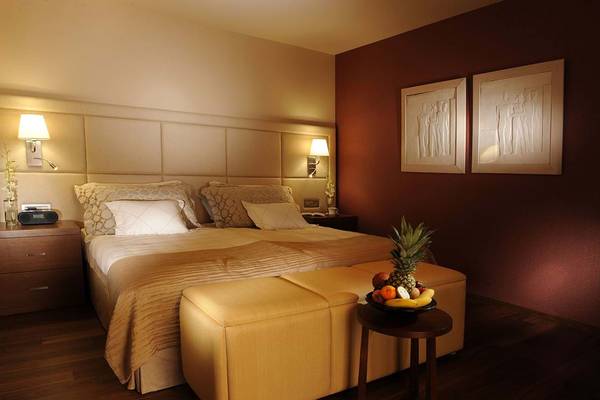 Bettzimmer im Creta Maris Resort mit Früchten und bequemen Möbeln