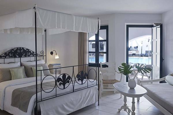 Bett mit Baldachin im Creta Maris Resort mit Blick auf den Pool.