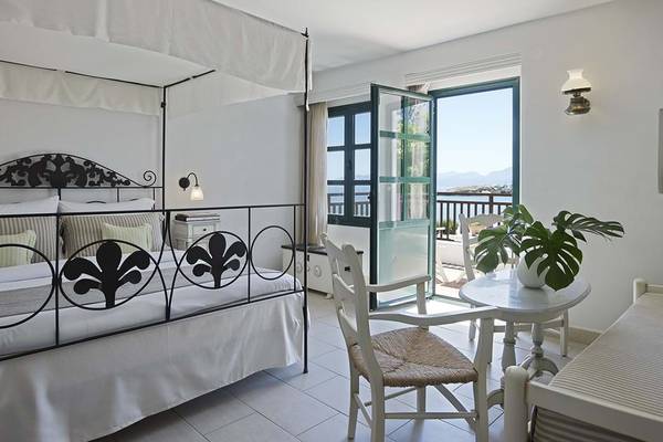 Zimmer im Creta Maris Resort mit Blick auf den Balkon und das Meer.