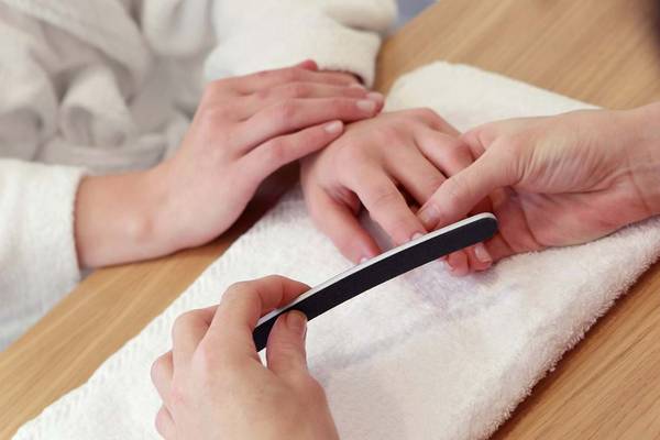 Besucher im Creta Maris Resort genießen Nagelpflege im Spa