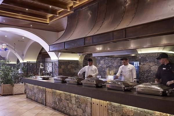 Buffetbereich im Creta Maris Resort mit Köchen, die Gerichte aufwärmen