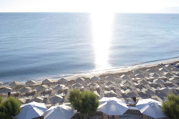 Creta Maris Beach Resort in Kreta, Strand mit Sonnenschirme