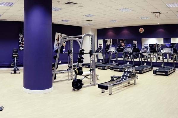 Fitnessstudio im Creta Maris Resort mit Geräten und Trainingsgeräten.