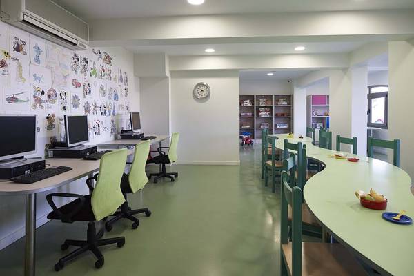 Innenansicht des Kinderzimmers im Creta Maris Resort mit Computern und grünen Tischen.
