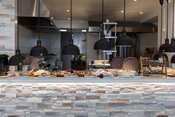Buffettisch im Hotel Creta Maris Resort mit verschiedenen Gerichten und Speisen.