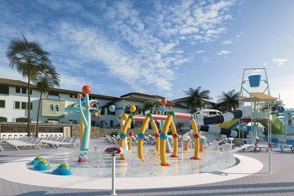 Außenbereich des Creta Maris Resorts mit einem großen Wasserpark