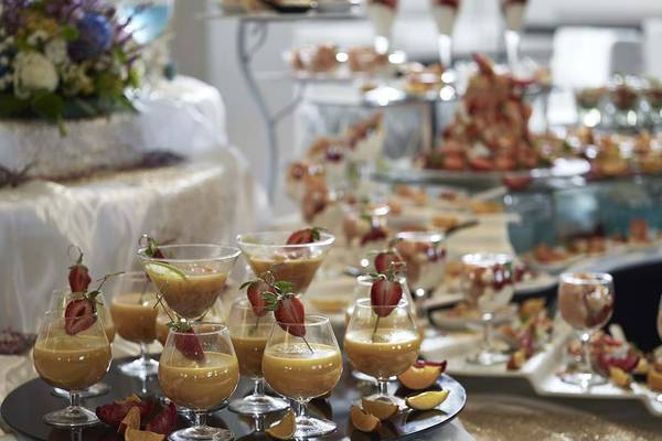 Buffet-Tisch mit Getränken und Vorspeisen im Creta Maris Resort.