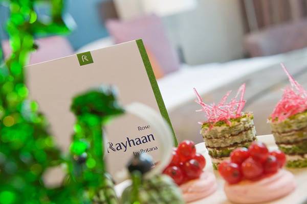 Desserts von Rose Rayhaan by Rotana Hotel, mit Tomaten und Mousse.