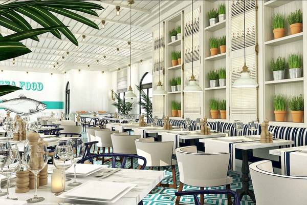 Innenansicht des Restaurants im Rixos Premium Saadiyat Island Hotel mit blauen und weißen Tischdecken, Pflanzen in Töpfen und Meeresfrüchte-Schild.