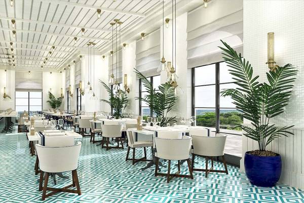 Innenansicht des Restaurants im Rixos Premium Saadiyat Island Hotel mit blau-weißem Boden und weißen Möbeln.