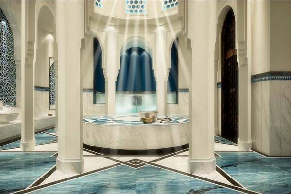 Innenbereich des Spas im Rixos Premium Saadiyat Island Hotel mit Marmorboden und blauen Akzenten.