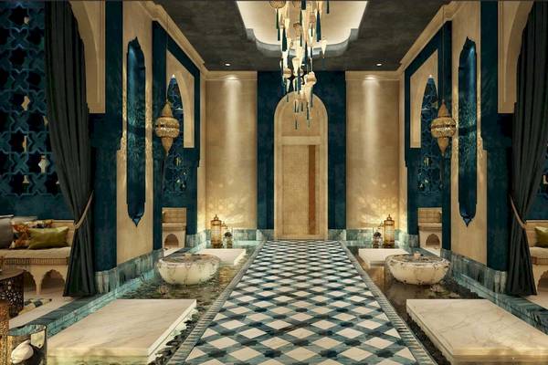 Wellnessbereich im Rixos Premium Saadiyat Island Hotel mit blauen und goldenen Wänden, gemustertem Boden und einem zentralen Wasserbecken.