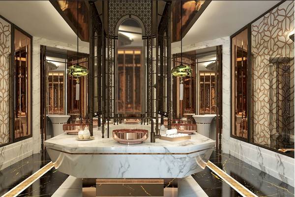 Innenansicht des Badezimmers im Rixos Premium Saadiyat Island Hotel mit Marmor und Kupferelementen.
