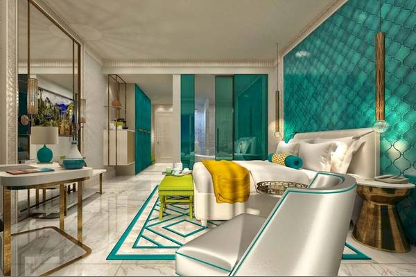 Innenansicht eines Hotelzimmers im Rixos Premium Saadiyat Island mit türkisfarbenen Wänden, weißen Möbeln und grünen Akzenten.